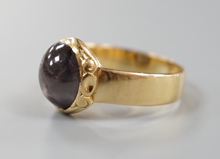 An 18ct gold and cabochon star sapphire? set ring, size R, gross weight 5.9 grams.